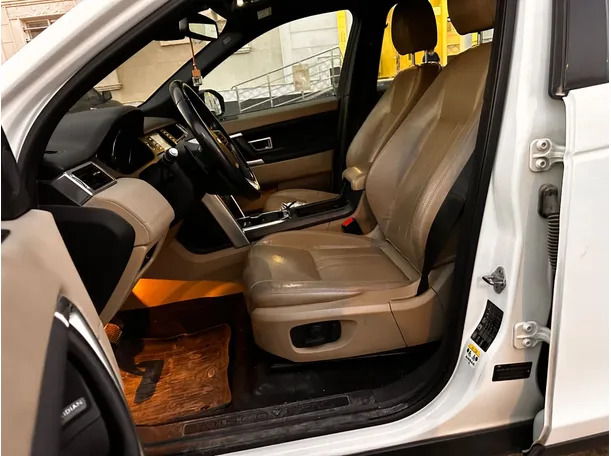 Car image 12
