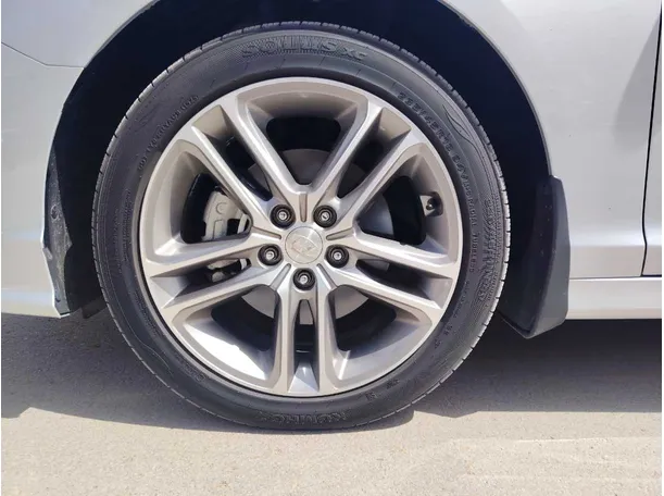 Car image 10