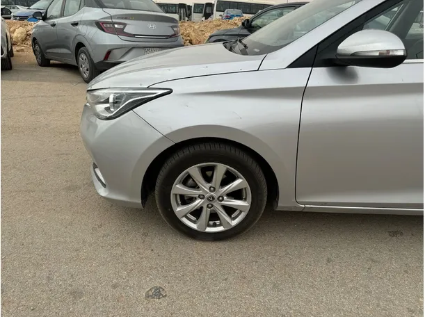 Car image 9