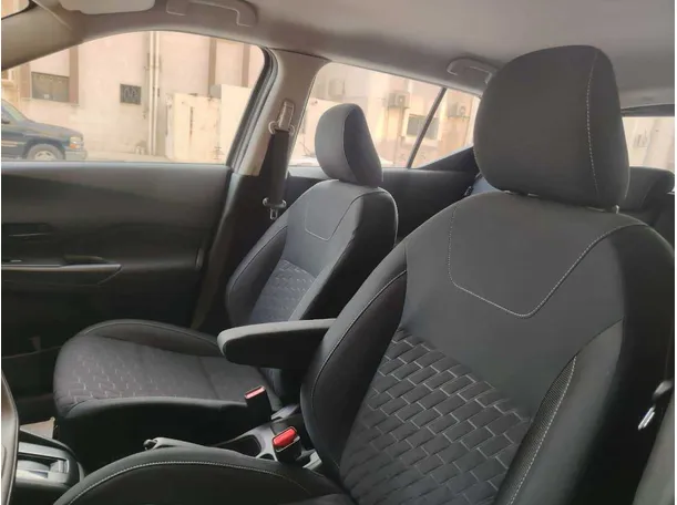 Car image 14