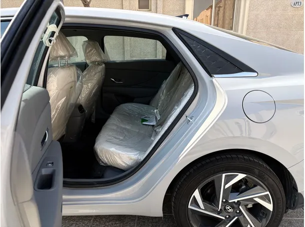 Car image 15