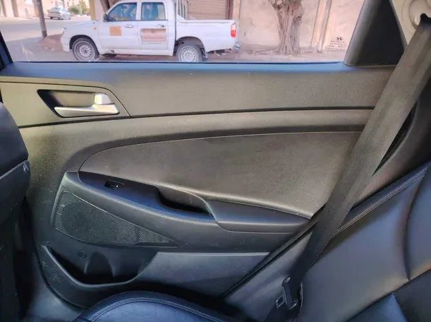 Car image 37