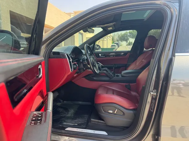 Car image 12