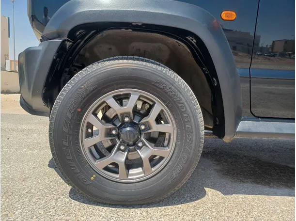 Car image 9