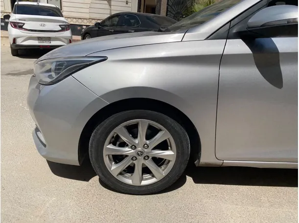 Car image 9