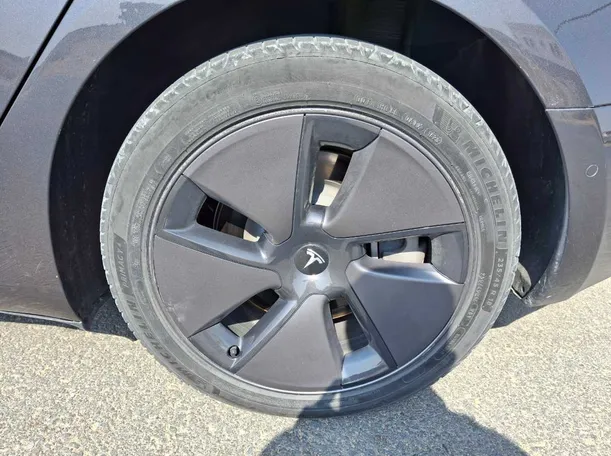Car image 9