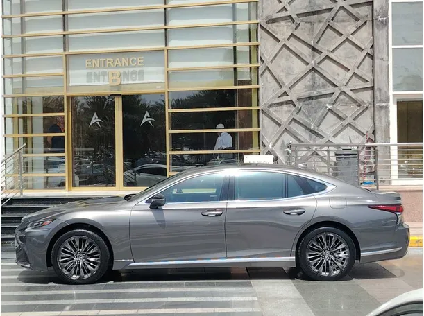 Car image 8