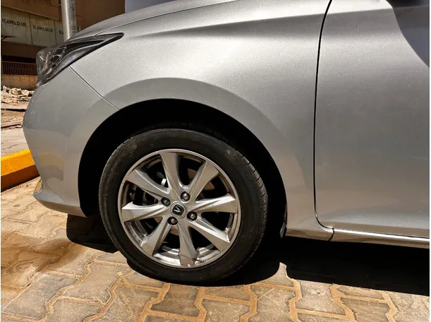 Car image 9