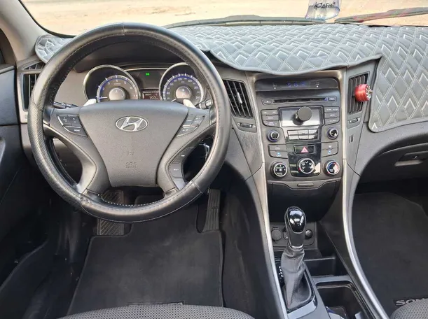 Car image 16