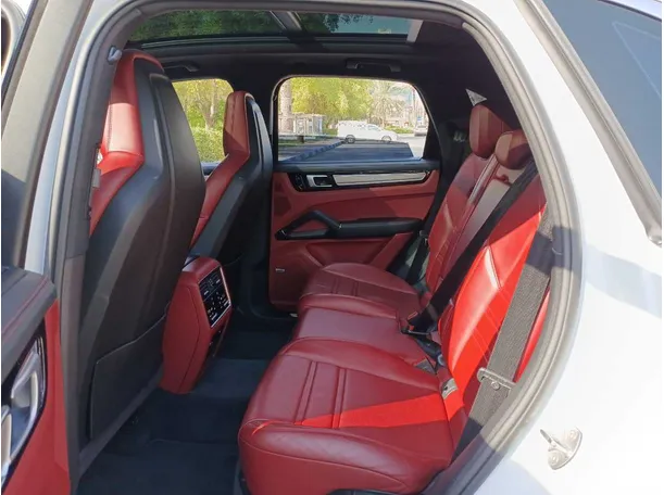 Car image 14