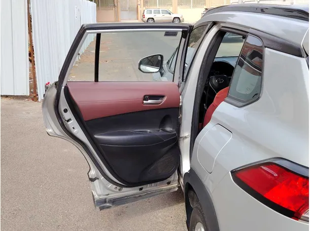 Car image 13