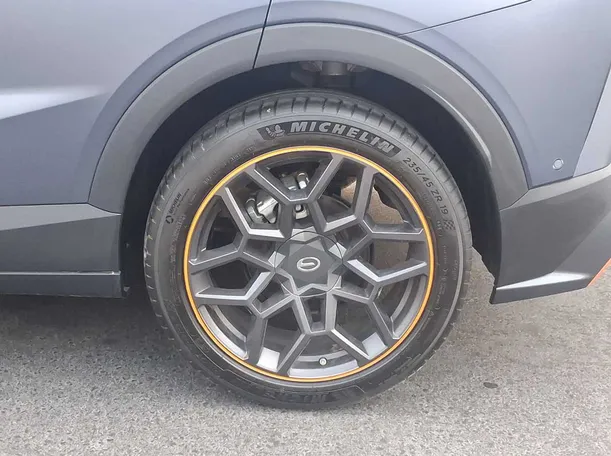Car image 9