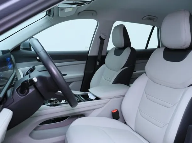 Car image 8