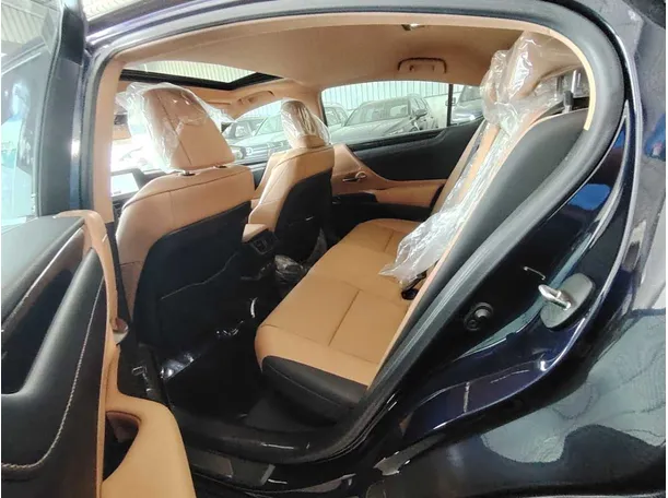 Car image 17
