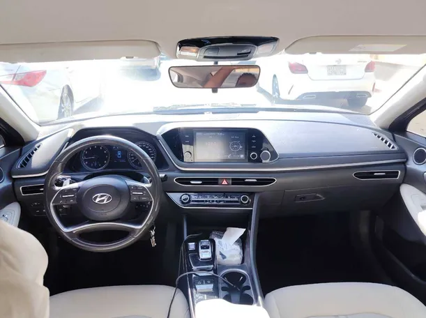 Car image 15