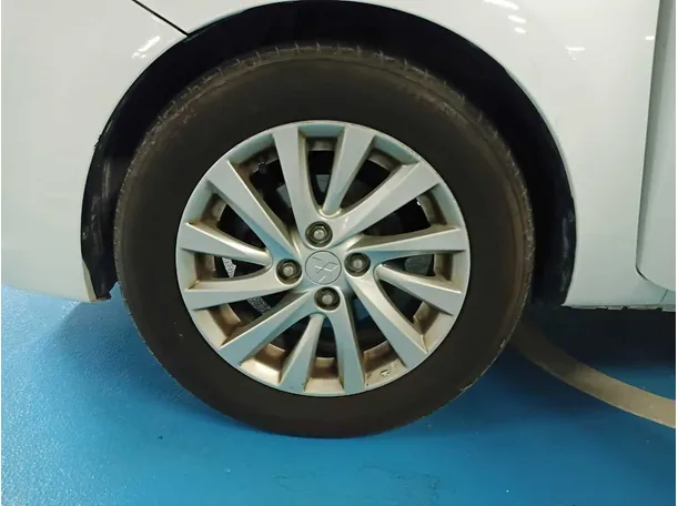 Car image 9