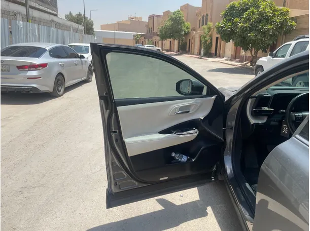 Car image 9