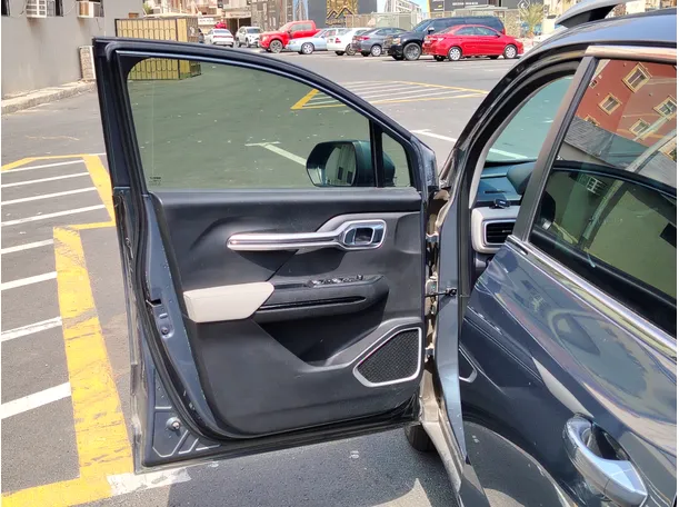 Car image 10