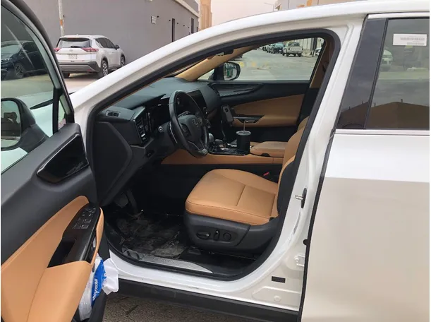 Car image 10