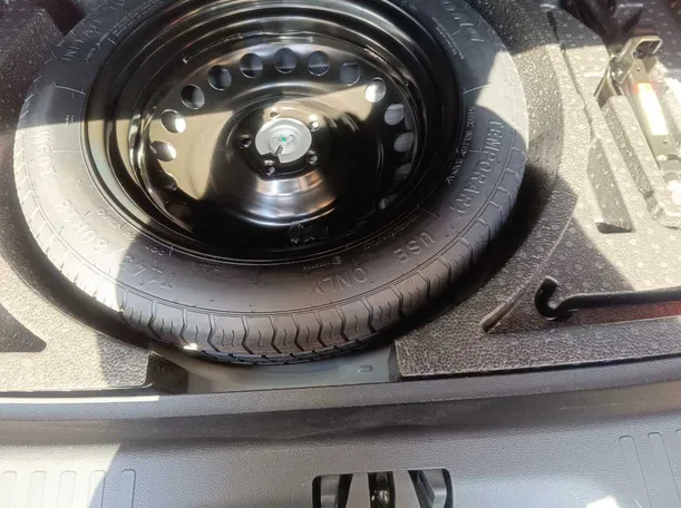Car image 32