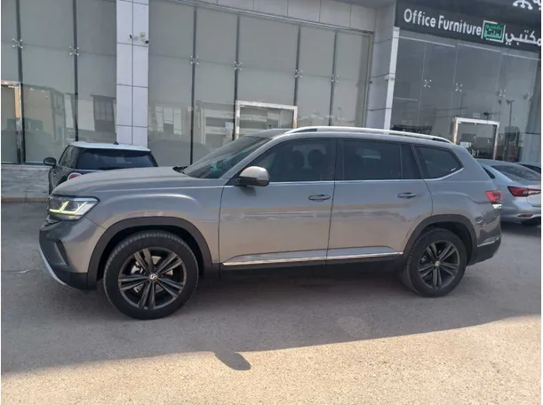 Car image 8