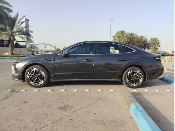 Car image 8