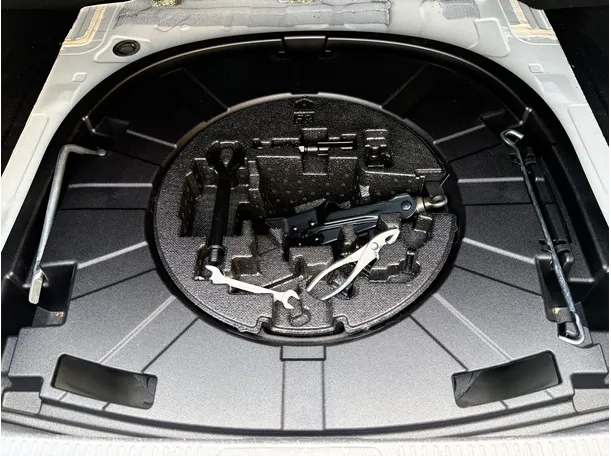 Car image 32
