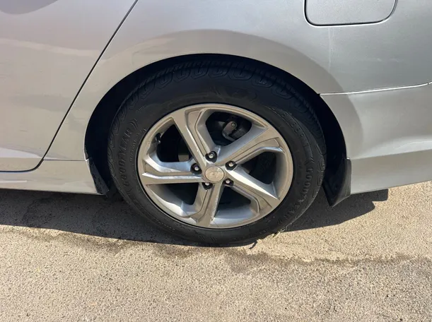Car image 9