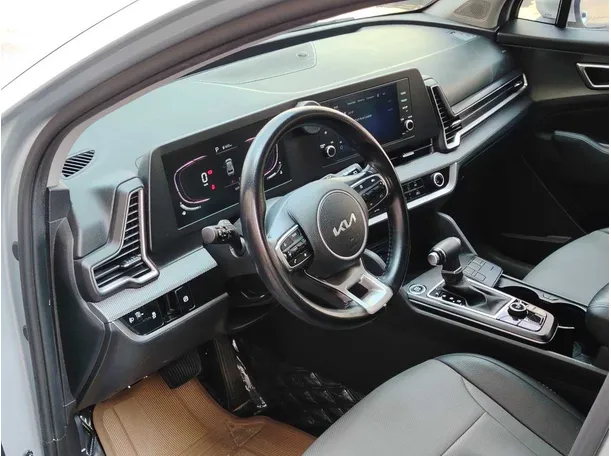 Car image 12