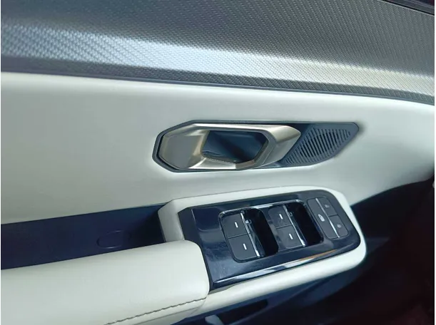 Car image 32