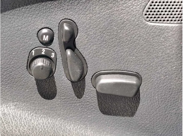 Car image 27