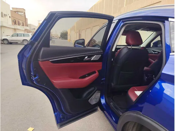 Car image 14