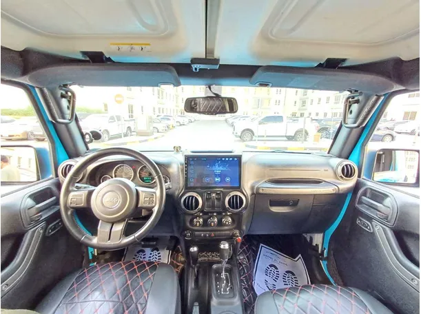 Car image 14