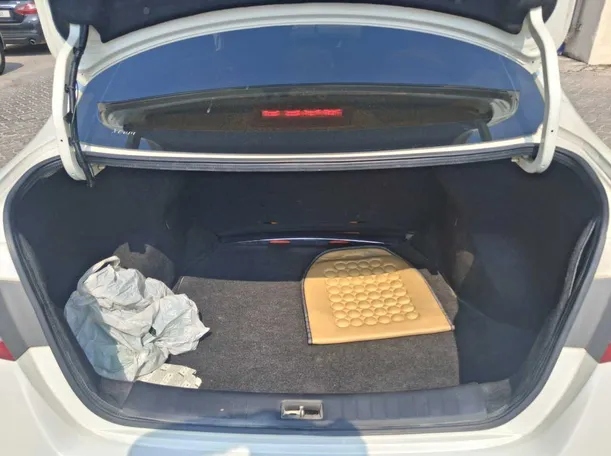 Car image 19