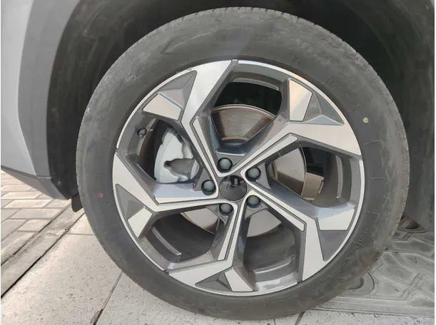 Car image 10
