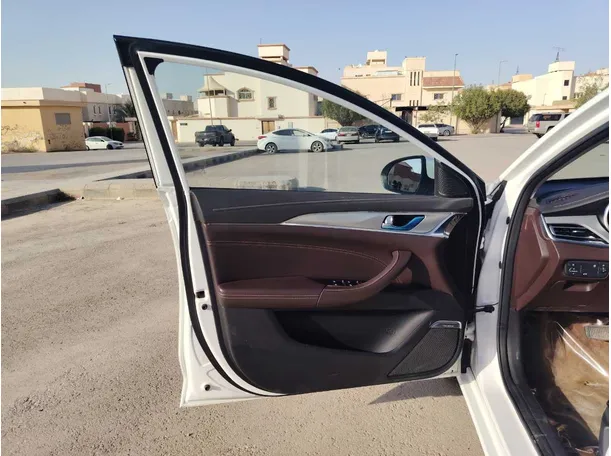 Car image 11