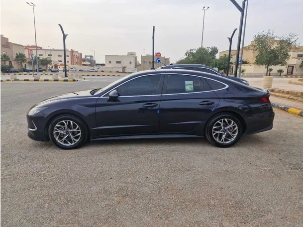 Car image 8