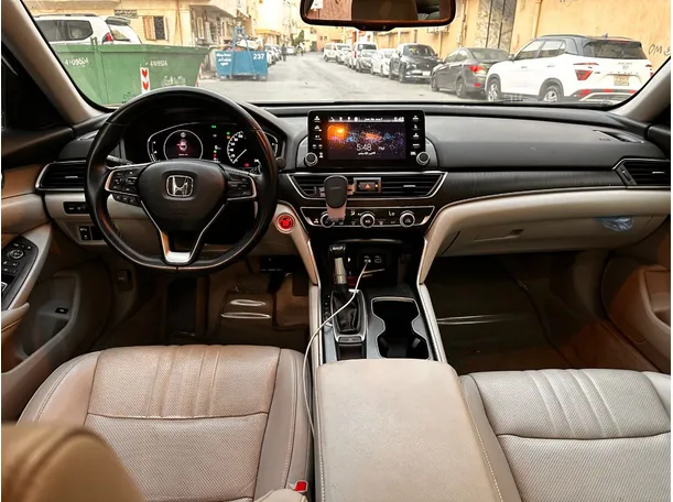 Car image 18