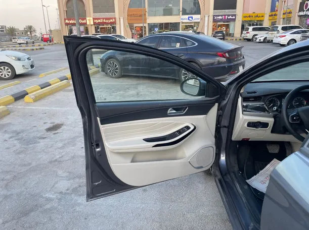 Car image 10