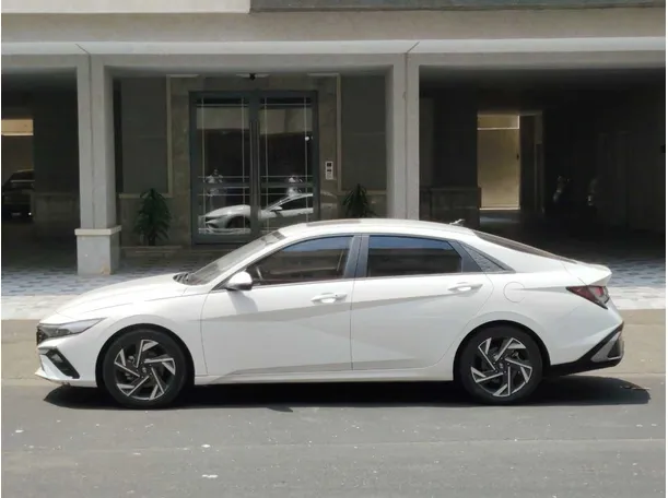 Car image 8