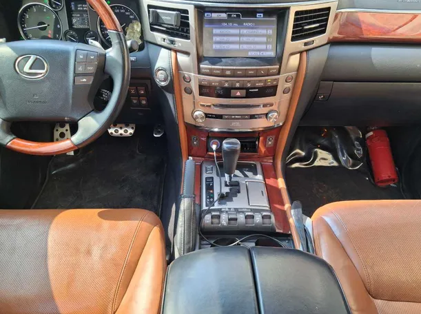 Car image 16
