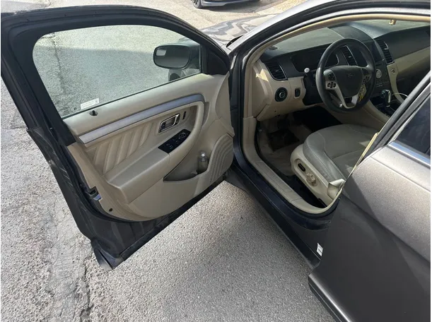 Car image 10