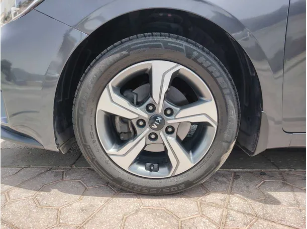 Car image 9