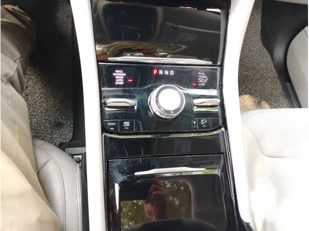 Car image 24