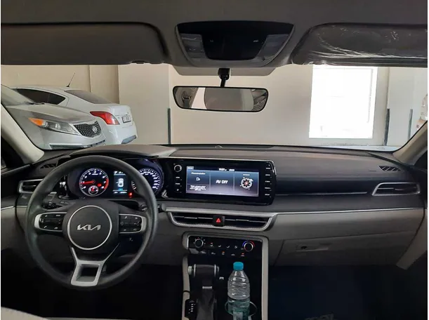 Car image 16