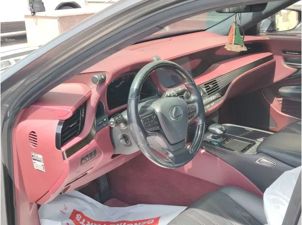 Car image 12