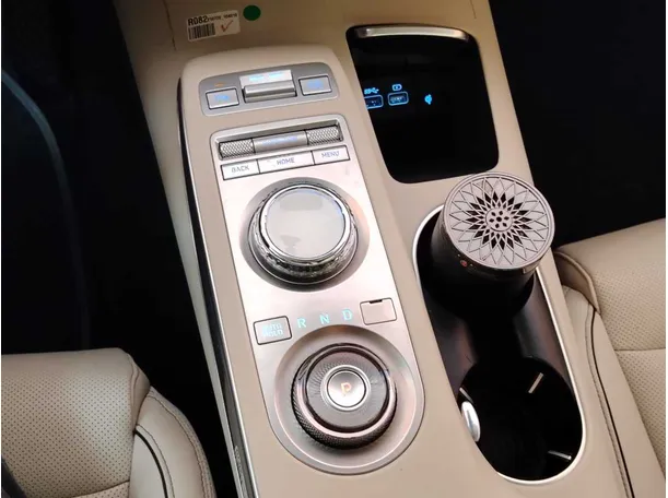 Car image 19