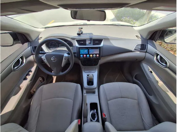Car image 14