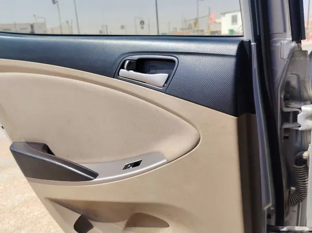 Car image 25