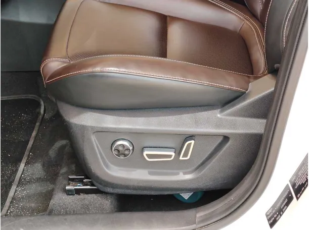 Car image 27